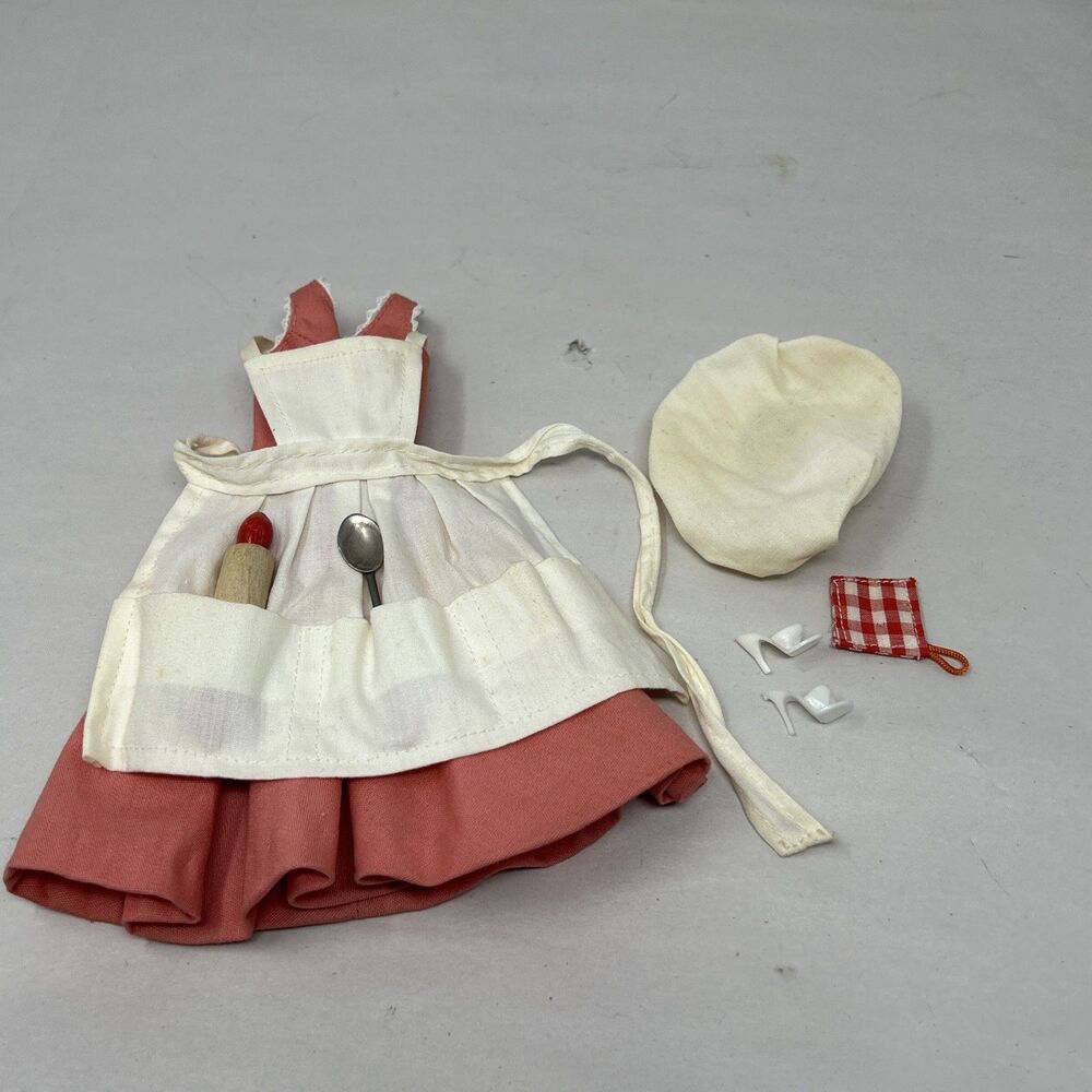 Vintage Barbie #962 "Barbie Q" - Dress, Apron, Chef Hat, Hot Pad & 2 Utensils - Picture 1 of 15